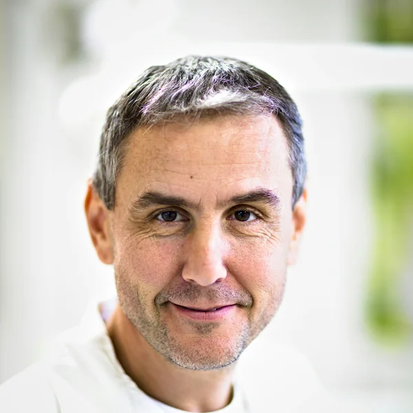 Retrato del doctor Martín Cabrera, especialista en ortodoncia