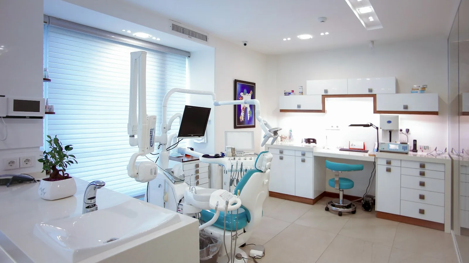 Interior luminoso de la clínica dental Sonrisa Uruguaya con sillón odontológico y ventanales